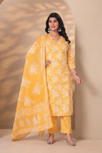 Kiara Kurti, Pant & Dupatta